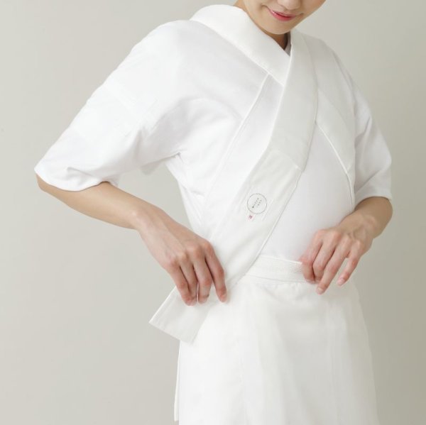 衿を合わせてベルトに挟みます。