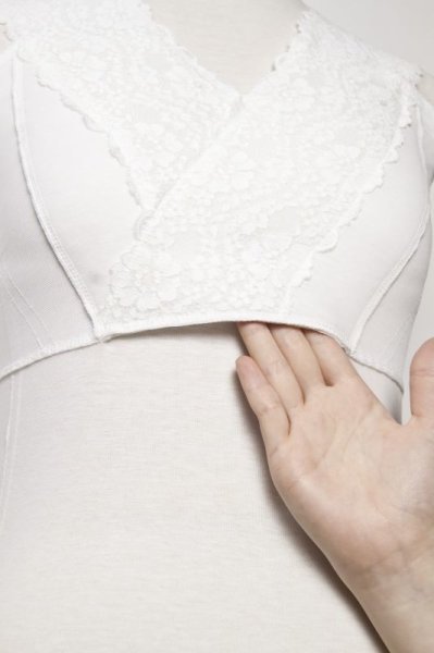 胸下ゴム部のポケットに補正を挟めます。