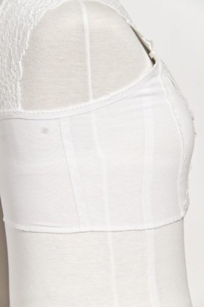 脇のパワーメッシュでスッキリをサポートします。