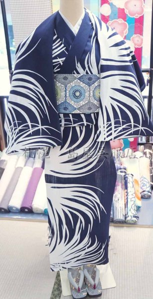 濃紺を衿側に。