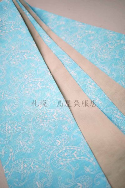 裏面は黄み寄りのベージュ。