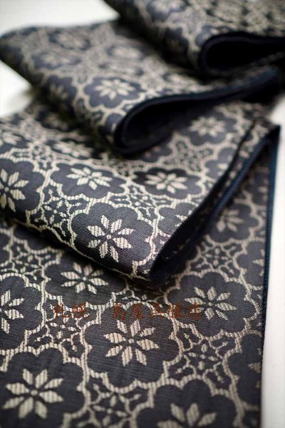 画像5: 半幅帯：リバーシブル博多織　アラベスク／花つなぎ（黒） (5)