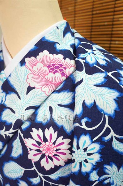 上前の衿にピンクの花。