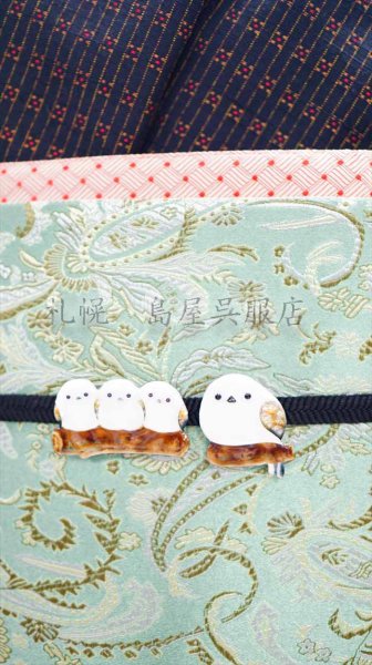 画像9: 帯留：島屋オリジナル 愛くるしい目が合う！シマエナガ・三つ子（七宝焼） (9)