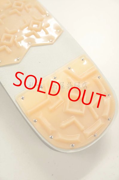 鼻緒をすげて、防水加工した後に防滑ソールをつけています（後ろ）。。