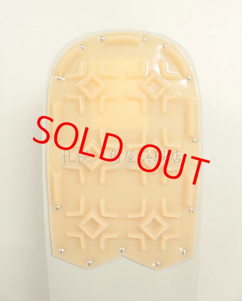 鼻緒をすげて、防水加工した後に防滑ソールをつけています（前）。