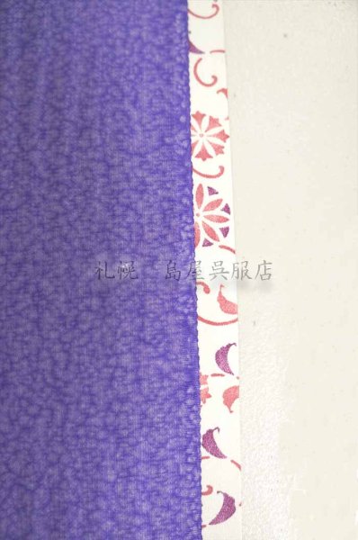 襦袢をチラリとのぞかせて。