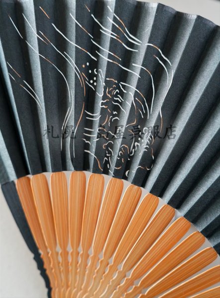 画像2: 扇子：龍虎（透かし柄）黒 (2)