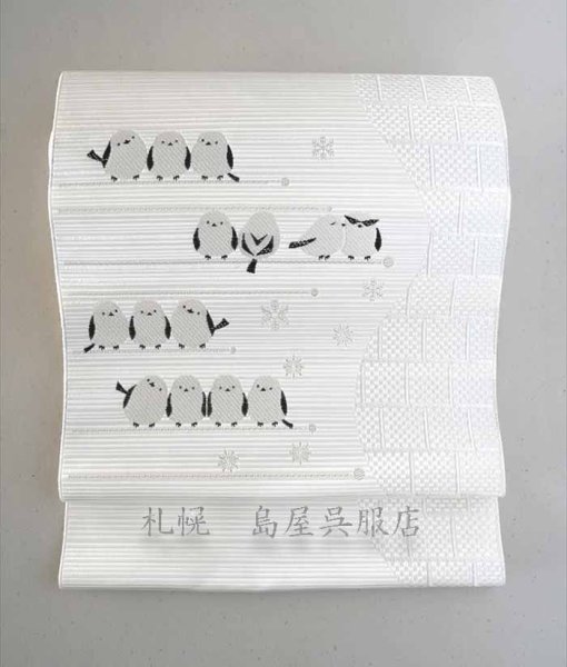 純白の世界の、純白のシマエナガ。
