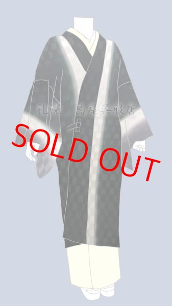 道中着（2）衿に濃色、両袖口は淡色