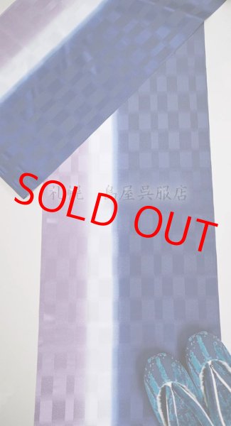 衿元の色で、着姿も変わります。