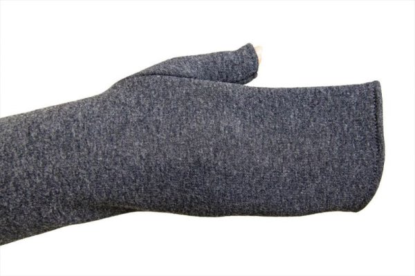 指先まで伸ばした状態(グレー)