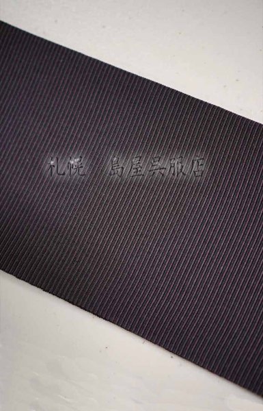 華やかなデザインにはシンプルな面で。