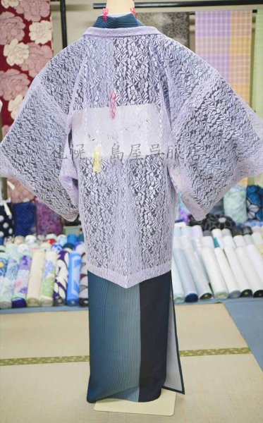 帯柄の透け感を、赤と黄色でイメージしています