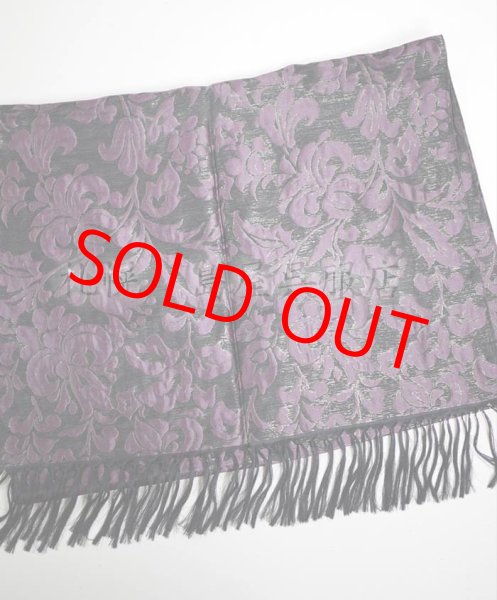 室内灯では渋みのある色合いに。