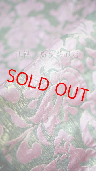 緯糸の金糸がほどよいアクセントに。