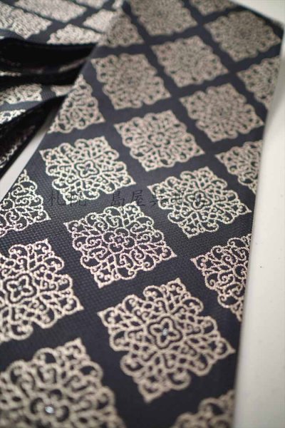 画像3: 半幅帯：リバーシブル博多織　スクエアレース／唐草（黒） (3)