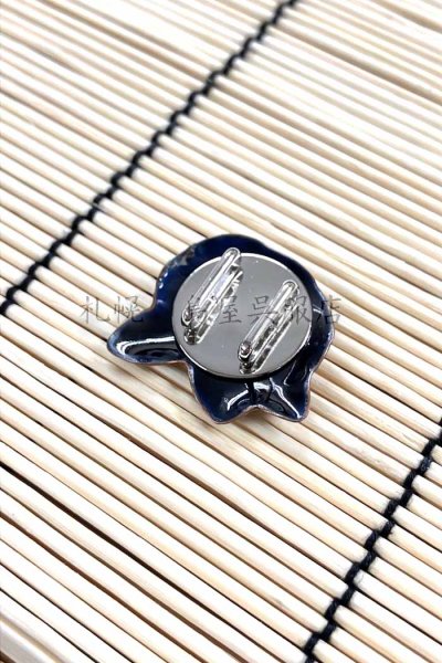 三分紐が入る金具です