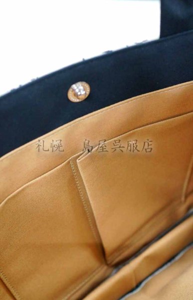 内側に平ポケットと半立体ポケット。