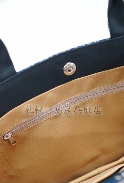 内側にはファスナーポケットも。