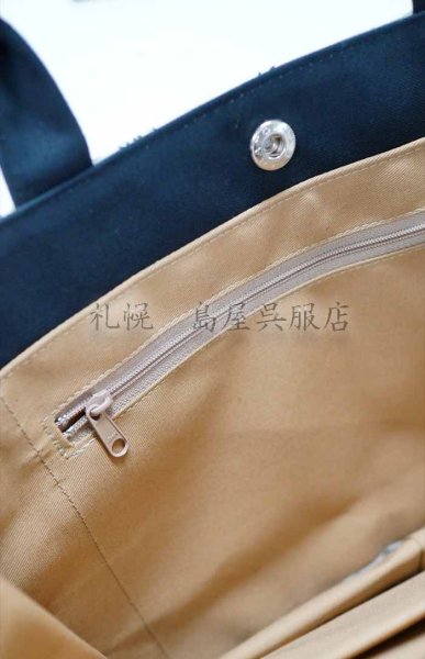 内側にはファスナーポケットも。