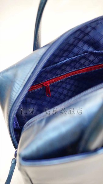 内側は片側にファスナーポケット。