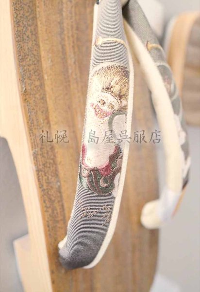 雷神様を刺繍で表現。