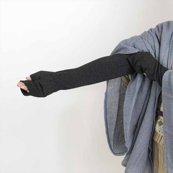 肘までの長さで暖かいです♪