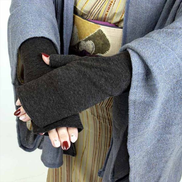 手の大きい男性や指の長い女性は、指が少し出ます※個人差あります