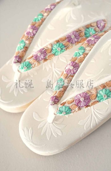 画像1: 女性用草履：カレンブロッソ・Mサイズ／刺しゅう鼻緒・花爛漫 (1)