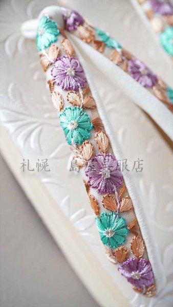 画像5: 女性用草履：カレンブロッソ・Mサイズ／刺しゅう鼻緒・花爛漫 (5)
