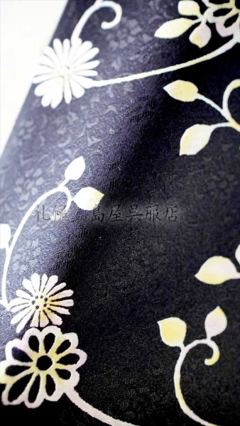 細やかな地紋が光の加減で浮き上がります