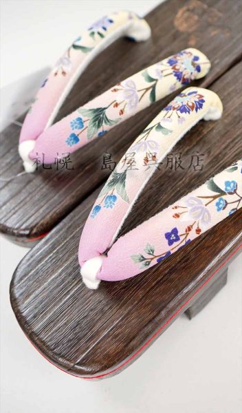 画像1: 女性用下駄：岡重の二枚歯（更紗と象） (1)