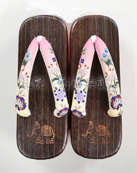 画像2: 女性用下駄：岡重の二枚歯（更紗と象） (2)