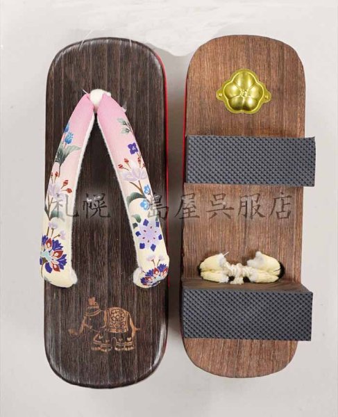 画像4: 女性用下駄：岡重の二枚歯（更紗と象） (4)