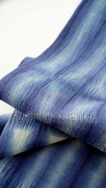 光の加減で色合いが変化。