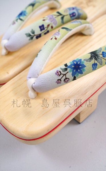画像1: 女性用下駄：岡重の二枚歯（白更紗） (1)
