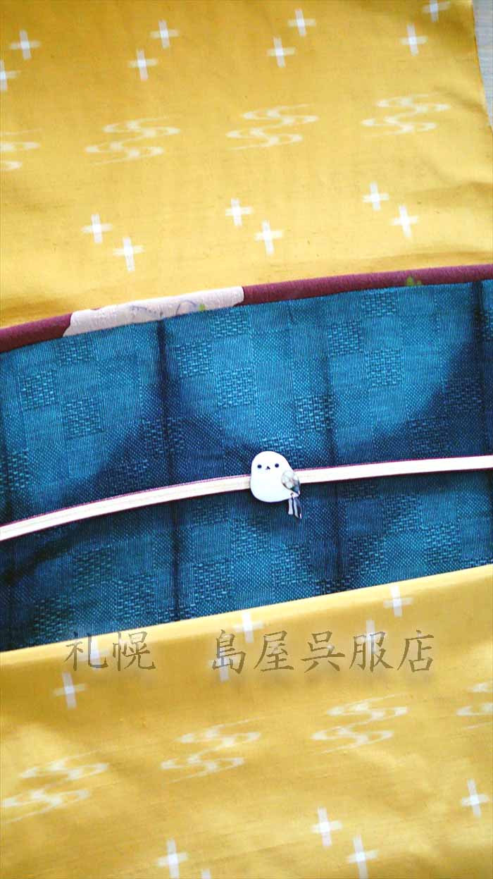 お洒落な琉球柄の紬▫優しいレモンイエロー地に藍色、山吹色、焦げ茶で 